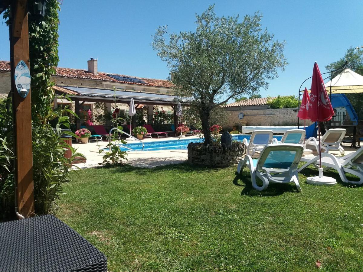 La Pommeraie Nantillé Exterior foto